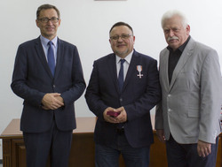 Od lewej: Jarosław Szarek, Andrzej Adam Cybulski, Romuald Szeremietiew