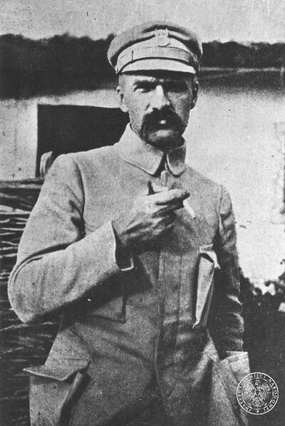 Rok 1915, brygadier Józef Piłsudski stoi przed swoją kwaterą we wsi Starosielec, skąd kierował walkami oddziałów legionowych nad Styrem. Fot. z zasobu IPN