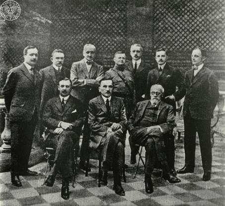Fot. 2. Kierownictwo Komitetu Narodowego Polskiego w Paryżu. Siedzą od lewej: Maurycy Zamoyski, Roman Dmowski, Erazm Piltz. Stoją od lewej: Stanisław Kozicki, Jan Emanuel Rozwadowski, Konstanty Skirmunt, mjr Franciszek Fronczak, Władysław Sobański, Marian Seyda, Józef Wielowieyski. Autor: nieznany. Paryż, 1918 r. (fot. z zasobu AIPN, sygn. IPN BU-1-1-10-2)