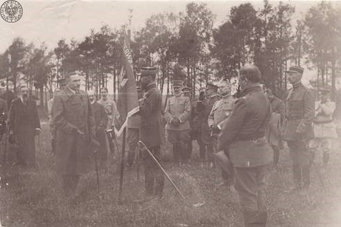 Fot.3. Wręczenie sztandaru 1. Pułku Strzelców Polskich (oddział piechoty Armii Polskiej we Francji, tzw. Błękitnej Armii, powołanej dekretem prezydenta Francji Raymonda Poincarégo 4 czerwca 1917 r. z inicjatywy Romana Dmowskiego oraz kierowanego przez niego Komitetu Narodowego Polskiego; dowódcą Błękitnej Armii został w 1918 r. gen. Józef Haller). Widoczni m.in.: Roman Dmowski, gen. Henri Gouraud, gen. Louis Archinard, mjr Franciszek Fronczak, gen. François Capdepont. Autor: nieznany. Laval (Mayenne), 22 czerwca 1918 r. (fot. z zasobu AIPN, sygn. IPN BU-1-15-1-81)