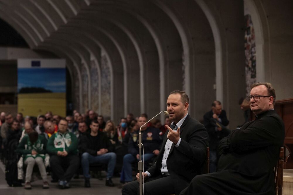 Przy mikrofonie dr Karol Nawrocki, prezes IPN, obok ks. dr Jarosław Wąsowicz, organizator XIV Ogólnopolskiej Patriotycznej Pielgrzymki Kibiców na Jasną Górę – 8 stycznia 2022. Fot. Mikołaj Bujak (IPN)