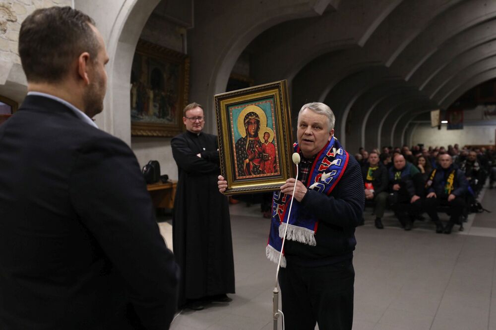 Od wszystkich środowisk kibiców, w podziękowaniu za wieloletnią działalność IPN, wkład w upowszechnianie historii Polski, prezes IPN otrzymał kopię obrazu Matki Boskiej Częstochowskiej – Jasna Góra, 8 stycznia 2022. Fot. Mikołaj Bujak (IPN)