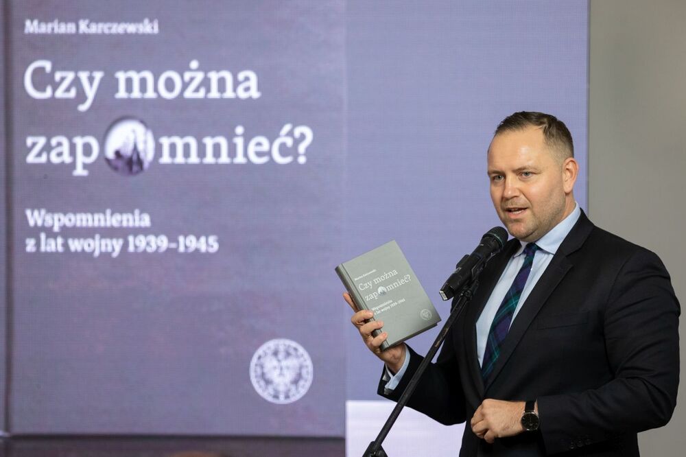 Dyskusję wokół książki Mariana Karczewskiego „Czy można zapomnieć? Wspomnienia z lat wojny 1939–1945” otworzył dr Karol Nawrocki, prezes IPN – 11 stycznia 2022. Fot. Mikołaj Bujak (IPN)