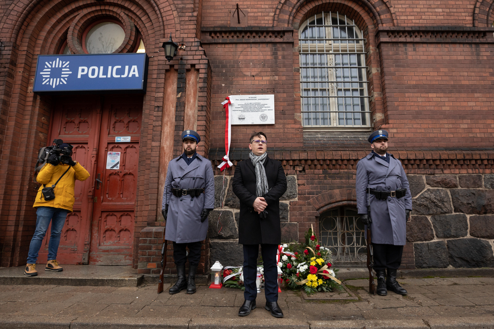 Dr Paweł Warot podczas odsłonięcia tablicy upamiętniającej ppłk. Jana Niemierskiego w Olsztynie – 13 stycznia 2022. Fot. Mikołaj Bujak (IPN)