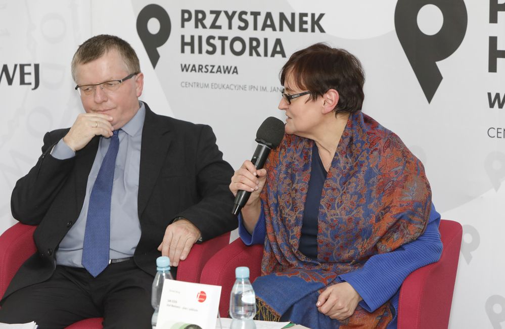 Dr hab. Kazimierz Maciąg – autor książki i prowadząca spotkanie Dorota Gacek z Polskiego Radia. Dyskusja o książce „Sam jeden. Józef Mackiewicz – pisarz i publicysta” – 18 stycznia 2022. Fot. Piotr Życieński (IPN)