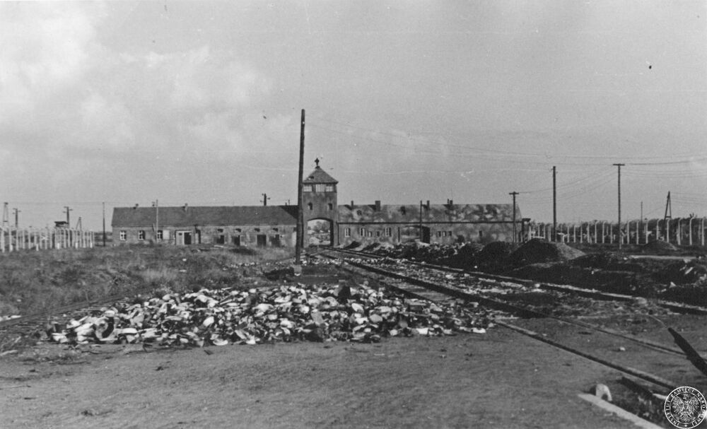 Główna brama wjazdowa do obozu KL Auschwitz II_GK-9-1-106-11