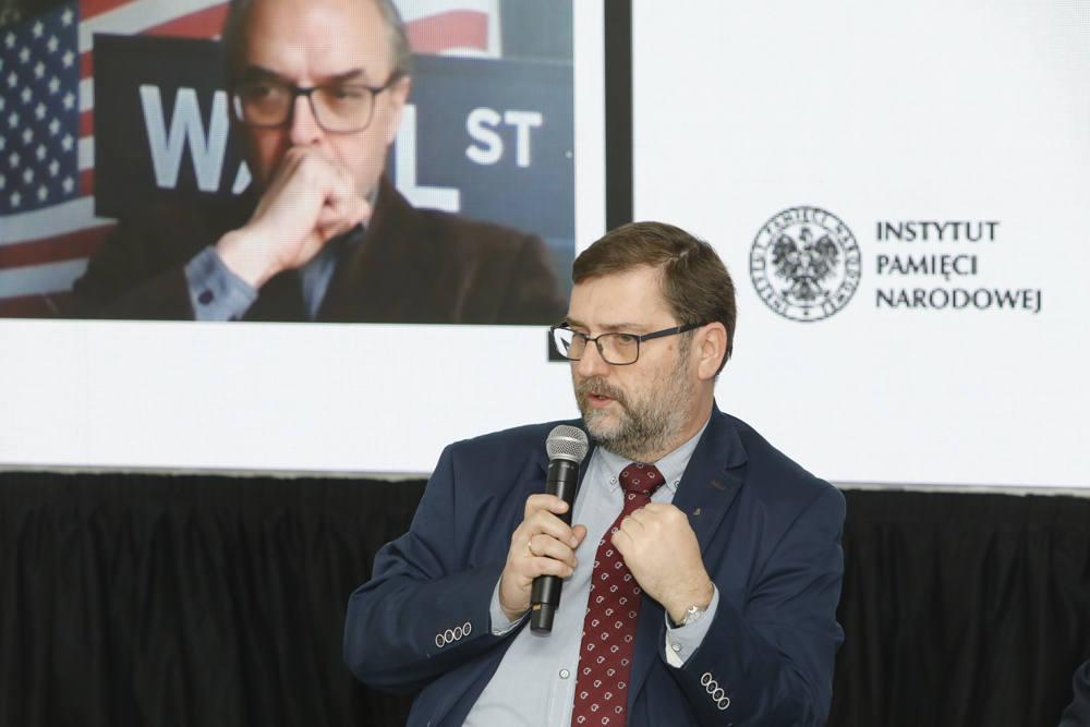 Dr hab. Piotr Niwiński, w tle dr Maciej Korkuć. Fot. Piotr Życieński (IPN)