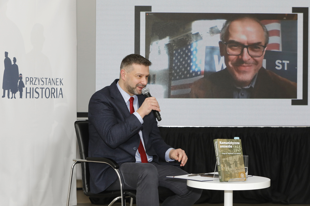 Dr hab. Filip Musiał, w tle dr Maciej Korkuć. Fot. Piotr Życieński (IPN)