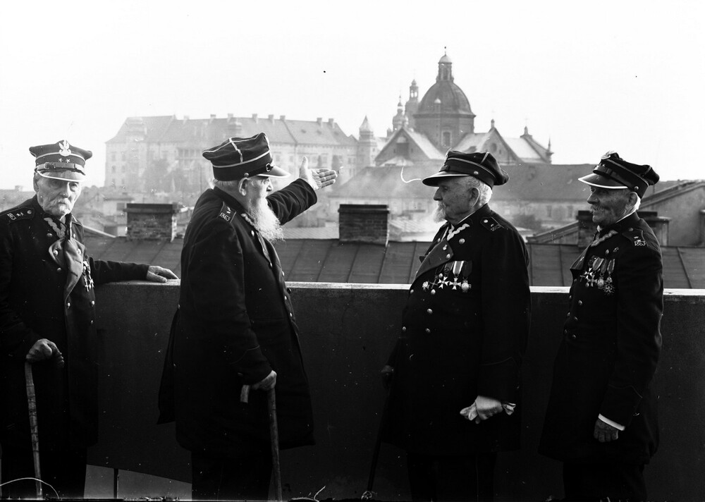 Kraków, weterani Powstania Styczniowego na dachu Pałacu Prasy; od lewej: Wiktor Malewski, Mamert Wandali, Antoni Suss i Walenty Milczarski. Uroczystości z okazji rocznicy wymarszu Pierwszej Kompanii Kadrowej, sierpień 1939. Do kolejnego sprawdzianu Polaków wierności Polsce pozostały tylko tygodnie... Ze zbiorów Narodowego Archiwum Cyfrowego