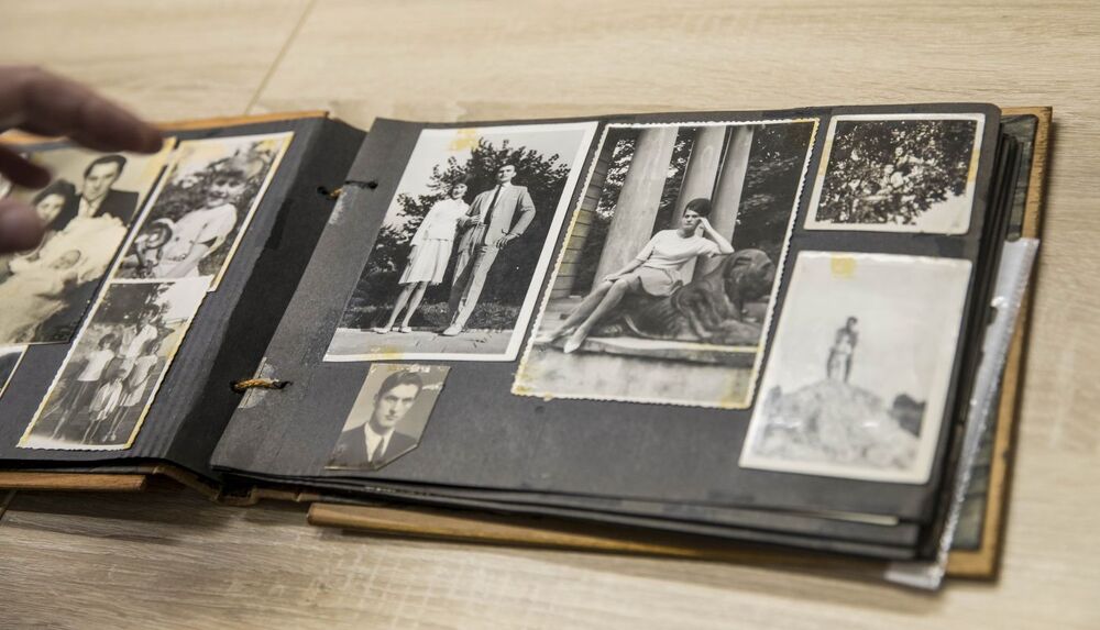 Rodzinny album Stefana Piątkowskiego. Fot. Katarzyna Adamów (AIPN)