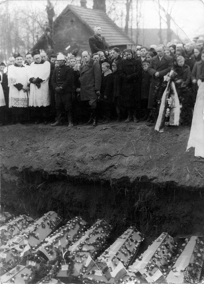 Pogrzeb ofiar pacyfikacji Radwanowic na cmentarzu w Rudawie, 14 marca 1945 r. Fot. z zasobu IPN