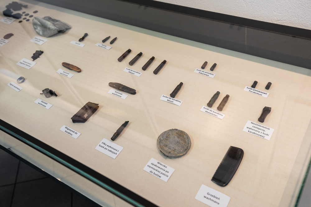 Przedmioty należące do zamordowanych w Miejscu Straceń w pobliżu Karnego Obozu Pracy Treblinka I przekazane Muzeum w Treblince – 27 stycznia 2022. Fot. Mikołaj Bujak (IPN)