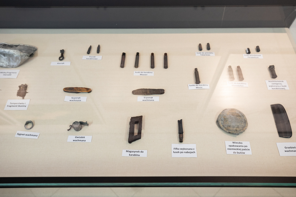 Przedmioty należące do zamordowanych w Miejscu Straceń w pobliżu Karnego Obozu Pracy Treblinka I przekazane Muzeum w Treblince – 27 stycznia 2022. Fot. Mikołaj Bujak (IPN)