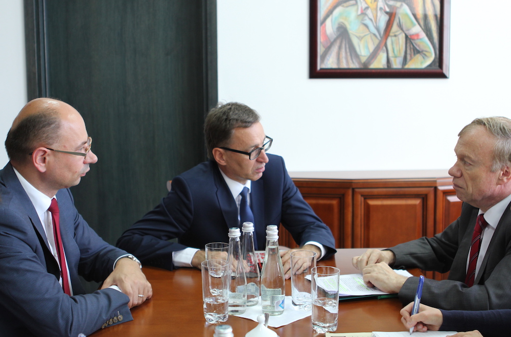 Na zdjęciu od lewej Wiceprezes IPN Mateusz Szpytma, Prezes IPN Jarosław Szarek i Ambasador Republiki Federalnej Niemiec w Polsce Rolf Nike