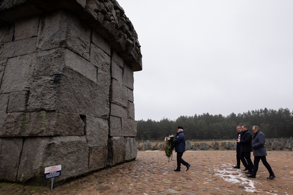 Przedstawiciele IPN złożyli kwiaty pod pomnikiem Ofiar Obozu Zagłady w Treblince – 27 stycznia 2022. Fot. Mikołaj Bujak (IPN)