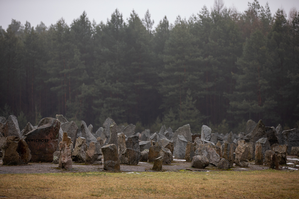 Wizyta przedstawicieli IPN w Muzeum Treblinka, gdzie w latach 1941–1944 funkcjonował niemiecki nazistowski obóz zagłady i obóz pracy – 27 stycznia 2022. Fot. Mikołaj Bujak (IPN)