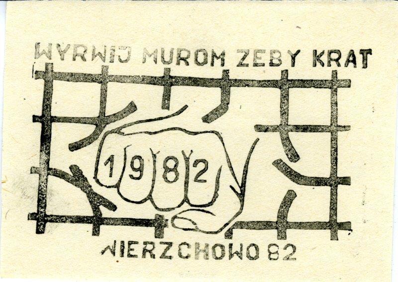 Poczta internowanych - Wierzchowo Pomorskie. Stempel przedstawiający pięść przebijającą kraty oraz napis: &amp;quot;Wyrwij murom zęby krat Wierzchowo 82&amp;quot;. Fot. NAC