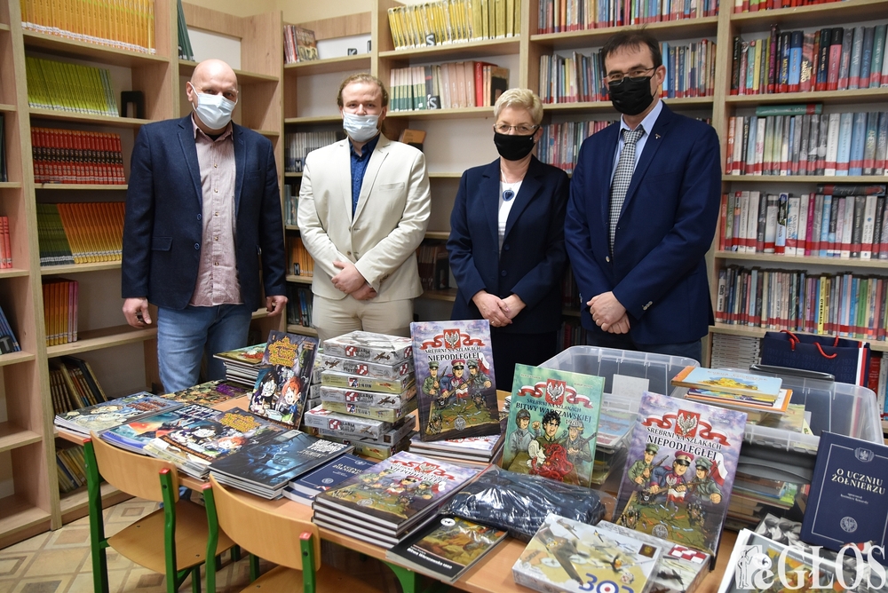 Przekazanie komiksów Szkole Podstawowej w Skierniewicach. Fot.: Joanna Młynarczyk „Głos Skierniewic i Okolicy”