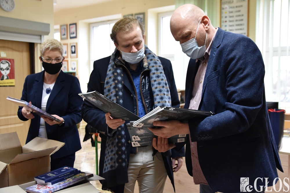 Przekazanie komiksów Szkole Podstawowej w Skierniewicach. Fot.: Joanna Młynarczyk „Głos Skierniewic i Okolicy”