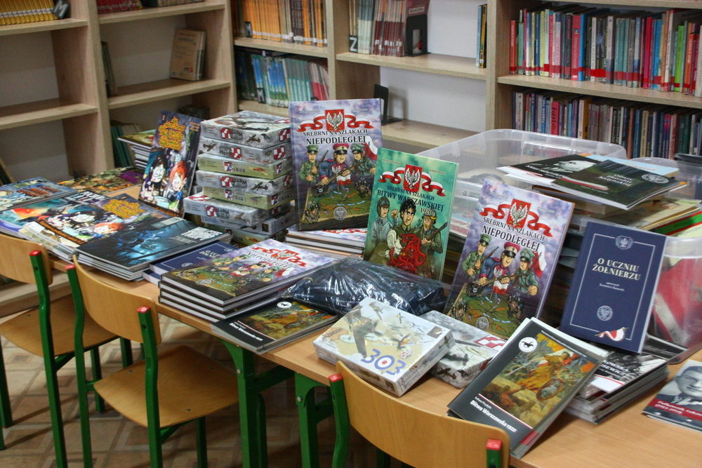 Przekazanie komiksów Szkole Podstawowej w Skierniewicach. Fot.: IPN