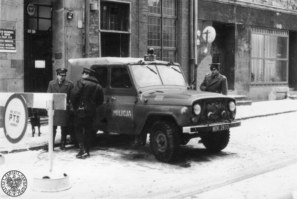Posterunek ZOMO przed gmachem Sądu Wojewódzkiego w Toruniu (IPNBy-5-7-9-5-138-1)