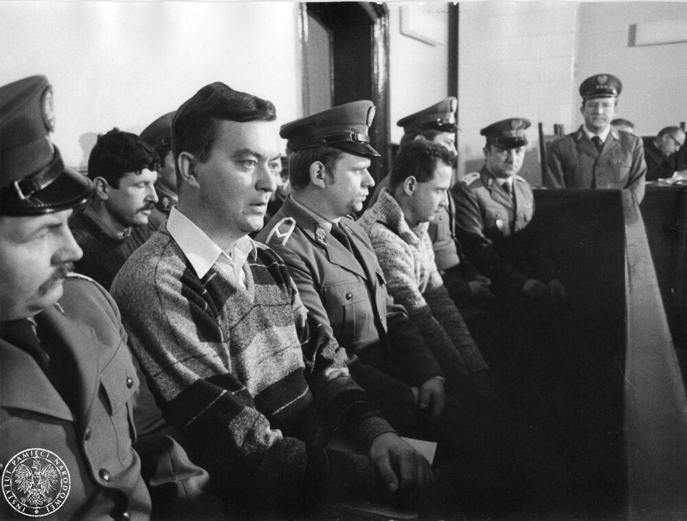 Ława oskarżonych. W pierwszym rzędzie: drugi od lewej – Grzegorz Piotrowski, czwarty od lewej – Leszek Pękala, w drugim rzędzie: pierwszy od lewej – Waldemar Chmielewski (IPNLd-5-2-1-5-133-1)