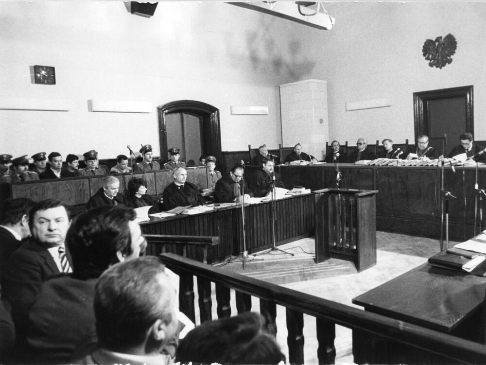 Sala sądowa podczas procesu przed Sądem Wojewódzkim w Toruniu (27.12.1984 – 07.02.1985). Po prawej stronie skład orzekający, drugi od prawej – przewodniczący, sędzia Artur Kujawa (IPNLd-5-2-1-9-133-1)