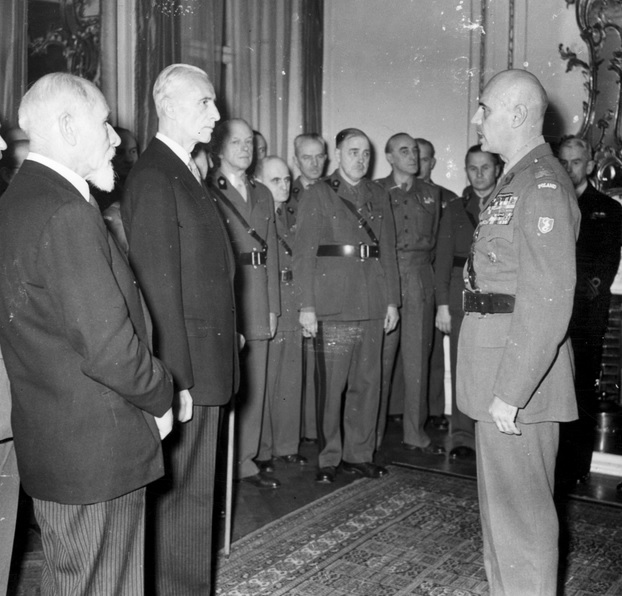 Spotkanie noworoczne u Prezydenta RP. Na pierwszym planie od lewej stoją: premier Tomasz Arciszewski, prezydent Władysław Raczkiewicz, gen. Władysław Anders - styczeń 1945 r. Fot. z zasobu NAC