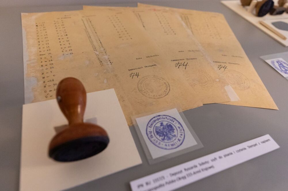 Archiwalia z zasobu IPN dokumentujące czyn zbrojny Armii Krajowej prezentowane w Centralnym Przystanku Historia. Fot. Mikołaj Bujak (IPN)