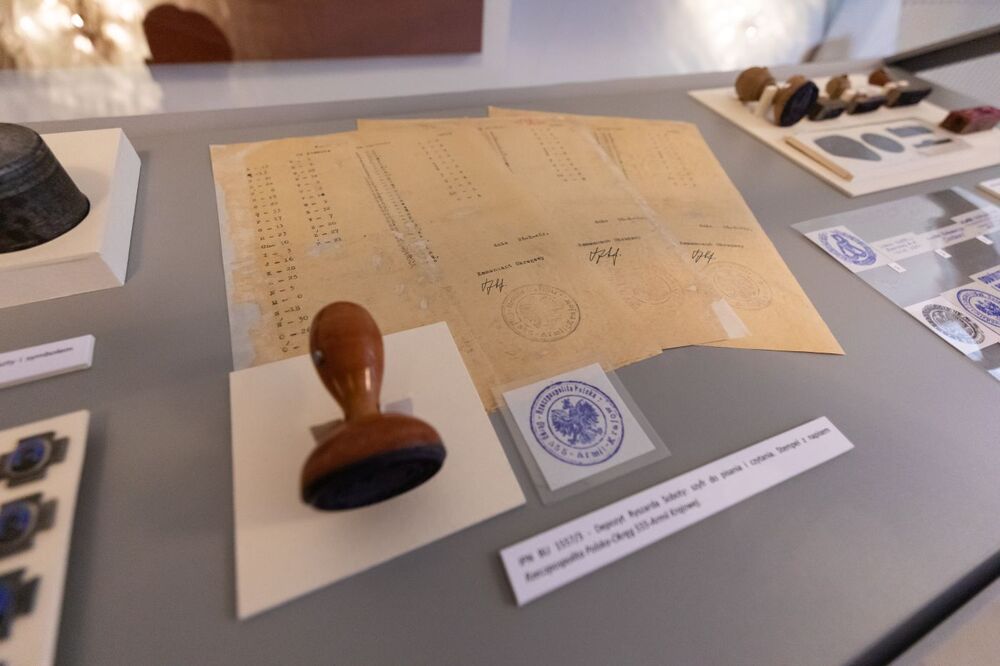 Archiwalia z zasobu IPN dokumentujące czyn zbrojny Armii Krajowej prezentowane w Centralnym Przystanku Historia. Fot. Mikołaj Bujak (IPN)