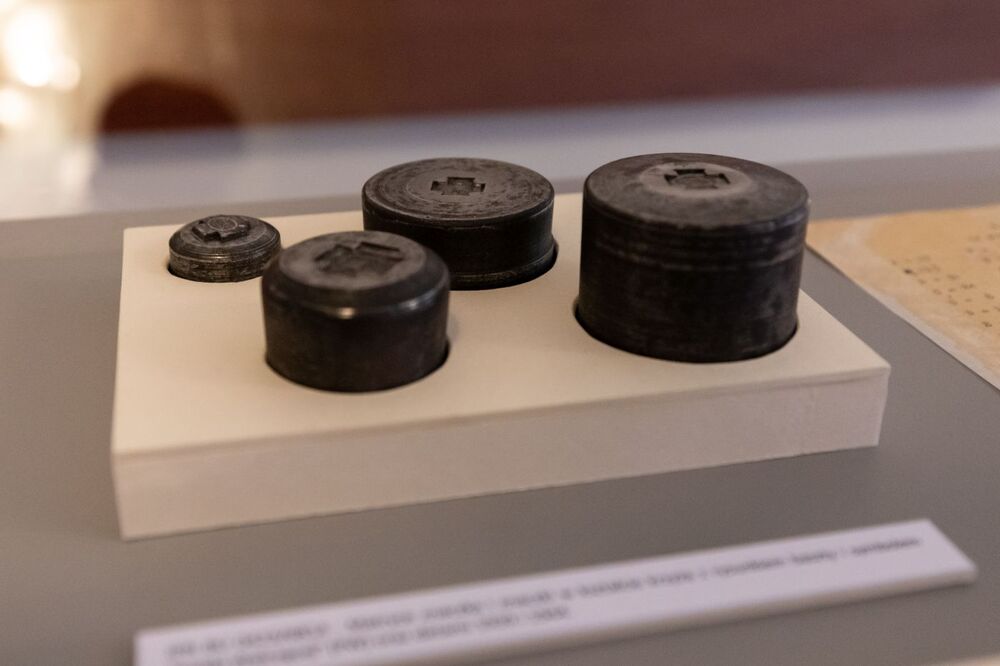 Archiwalia z zasobu IPN dokumentujące czyn zbrojny Armii Krajowej prezentowane w Centralnym Przystanku Historia. Fot. Mikołaj Bujak (IPN)