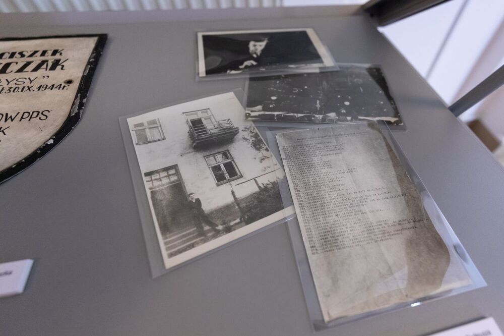 Archiwalia z zasobu IPN dokumentujące czyn zbrojny Armii Krajowej prezentowane w Centralnym Przystanku Historia. Fot. Mikołaj Bujak (IPN)