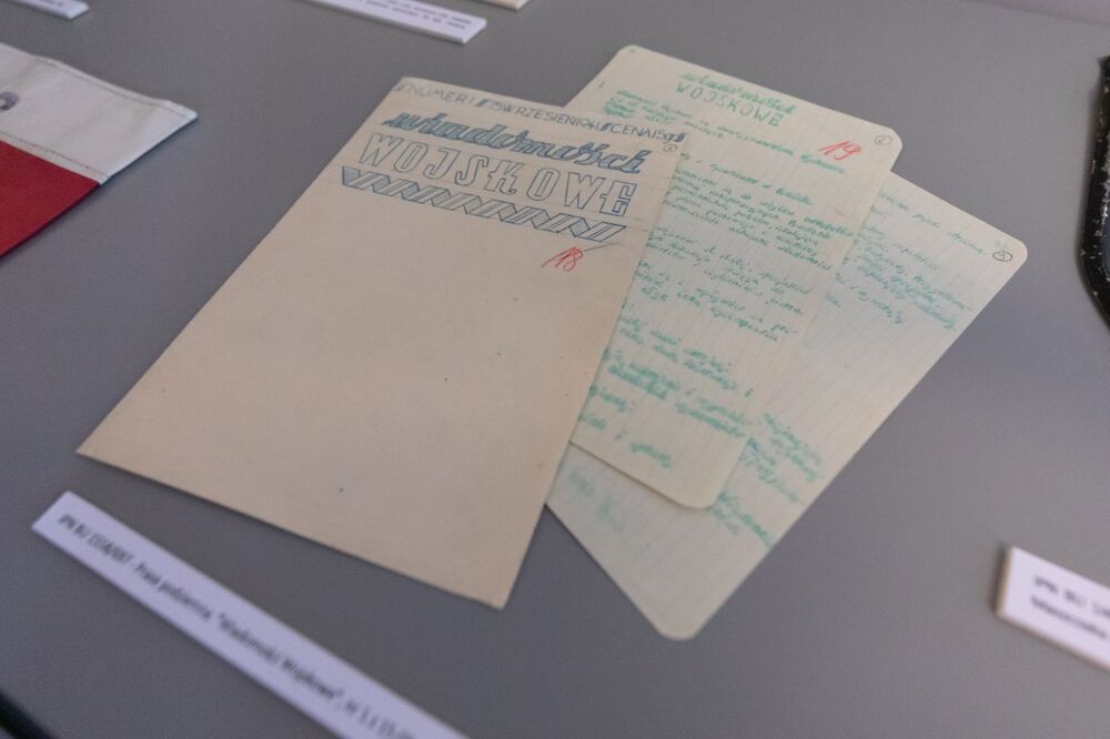 Archiwalia z zasobu IPN dokumentujące czyn zbrojny Armii Krajowej prezentowane w Centralnym Przystanku Historia. Fot. Mikołaj Bujak (IPN)