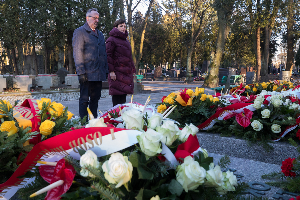 Dr hab. Karol Polejowski, zast. prezesa IPN i Adrianna Garnik, dyrektor Biura Prezesa IPN złożyli kwiaty na Cmentarzu Wojskowym na Powązkach w związku z 80. rocznicą przekształcenia ZWZ w AK – Warszawa, 13 lutego 2022. Fot. Sławek Kasper (IPN)