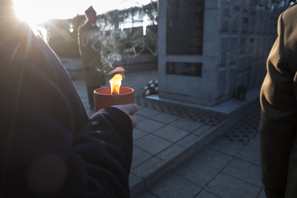 Dr hab. Karol Polejowski, zast. prezesa IPN i Adrianna Garnik, dyrektor Biura Prezesa IPN złożyli kwiaty na Cmentarzu Wojskowym na Powązkach w związku z 80. rocznicą przekształcenia ZWZ w AK – Warszawa, 13 lutego 2022. Fot. Sławek Kasper (IPN)