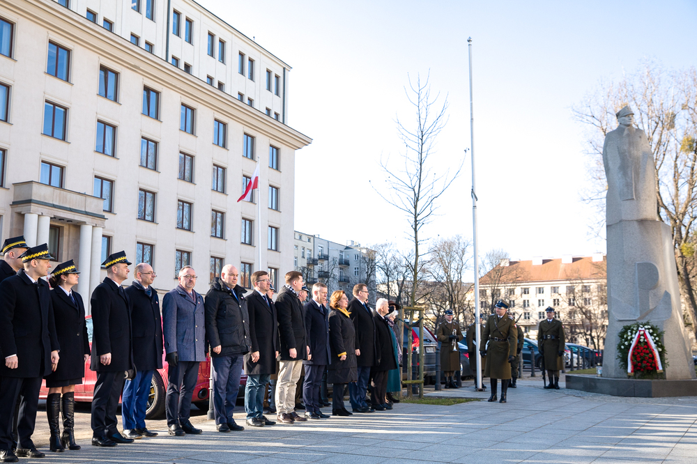 Uroczystość pod pomnikiem gen. Stefana Roweckiego „Grota” z udziałem zastępców prezesa IPN – dr. hab. Karola Polejowskiego i dr. Mateusza Szpytmy – Warszawa, 14 lutego 2022. Fot. Sławek Kasper (IPN)