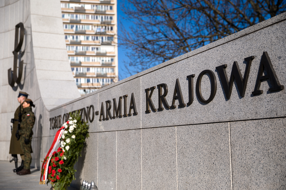 Uroczystości pod pomnikiem Polskiego Państwa Podziemnego i Armii Krajowej  z udziałem zastępców prezesa IPN – dr. hab. Karola Polejowskiego i dr. Mateusza Szpytmy – Warszawa, 14 lutego 2022. Fot. Sławek Kasper (IPN)