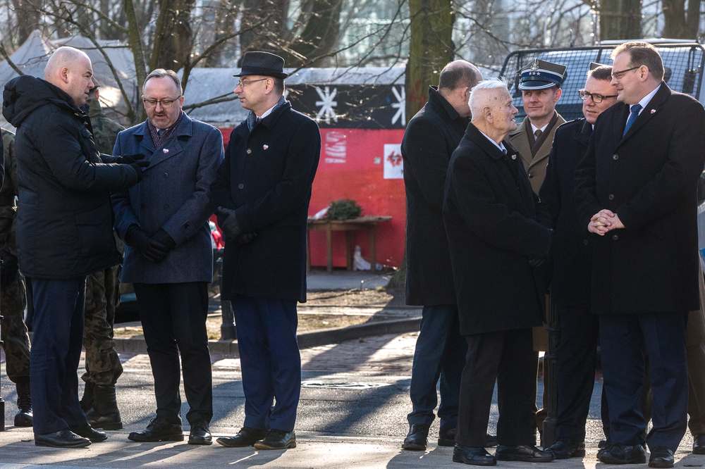 Uroczystości pod pomnikiem Polskiego Państwa Podziemnego i Armii Krajowej  z udziałem zastępców prezesa IPN – dr. hab. Karola Polejowskiego i dr. Mateusza Szpytmy – Warszawa, 14 lutego 2022. Fot. Sławek Kasper (IPN)