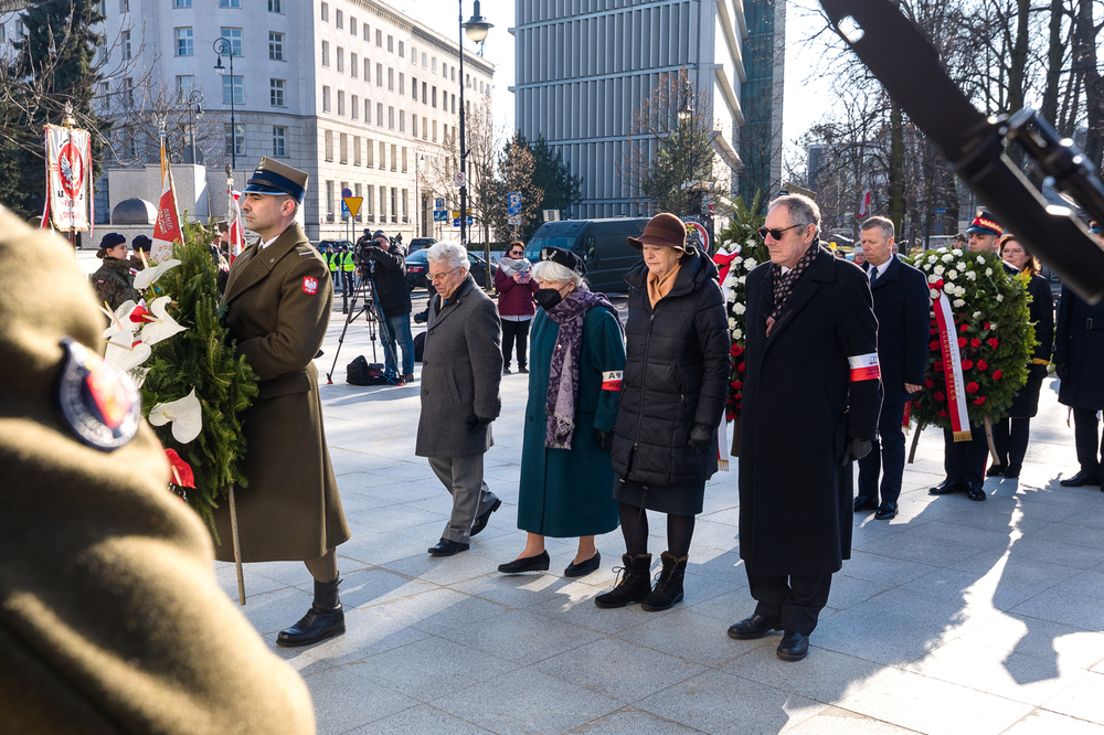Uroczystości pod pomnikiem Polskiego Państwa Podziemnego i Armii Krajowej  z udziałem zastępców prezesa IPN – dr. hab. Karola Polejowskiego i dr. Mateusza Szpytmy – Warszawa, 14 lutego 2022. Fot. Sławek Kasper (IPN)