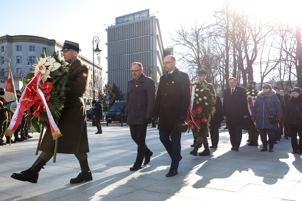 Uroczystości pod pomnikiem Polskiego Państwa Podziemnego i Armii Krajowej  z udziałem zastępców prezesa IPN – dr. hab. Karola Polejowskiego i dr. Mateusza Szpytmy – Warszawa, 14 lutego 2022. Fot. Sławek Kasper (IPN)
