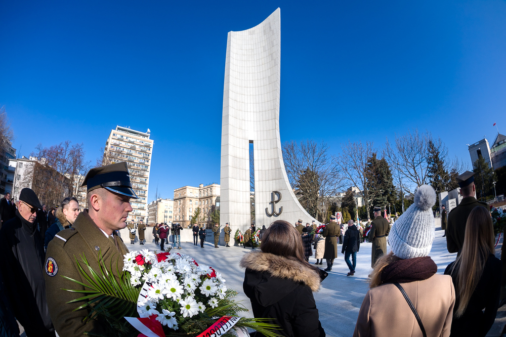 Uroczystości pod pomnikiem Polskiego Państwa Podziemnego i Armii Krajowej  z udziałem zastępców prezesa IPN – dr. hab. Karola Polejowskiego i dr. Mateusza Szpytmy – Warszawa, 14 lutego 2022. Fot. Sławek Kasper (IPN)