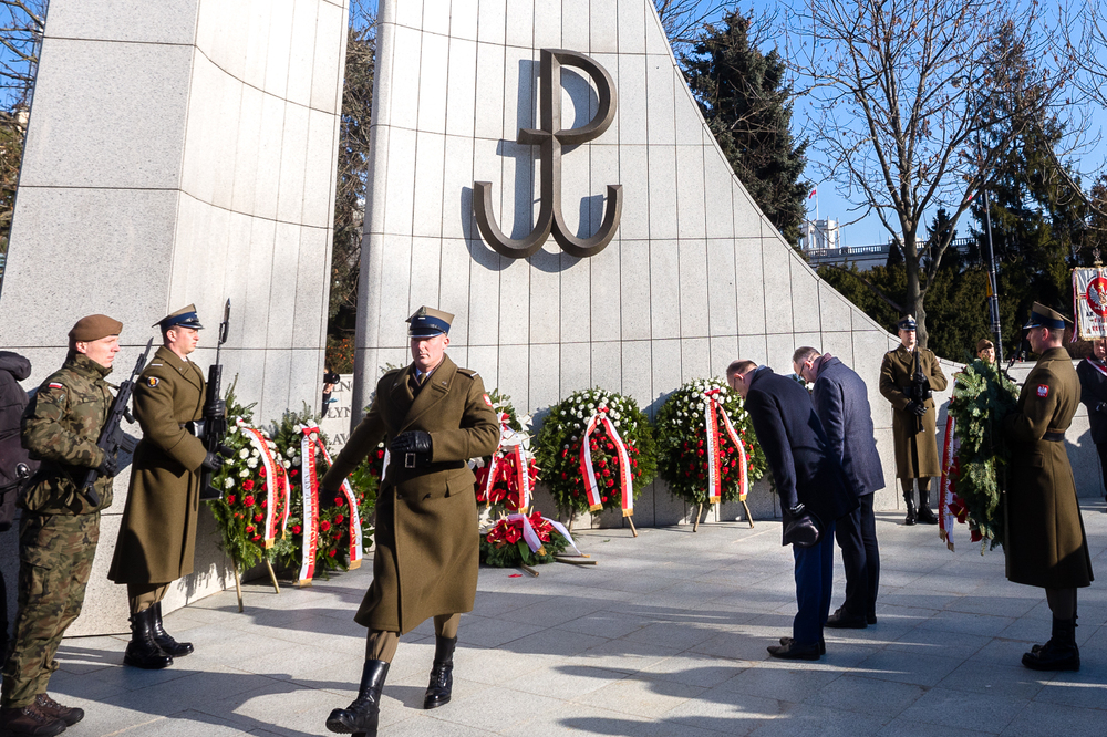 Uroczystości pod pomnikiem Polskiego Państwa Podziemnego i Armii Krajowej  z udziałem zastępców prezesa IPN – dr. hab. Karola Polejowskiego i dr. Mateusza Szpytmy – Warszawa, 14 lutego 2022. Fot. Sławek Kasper (IPN)