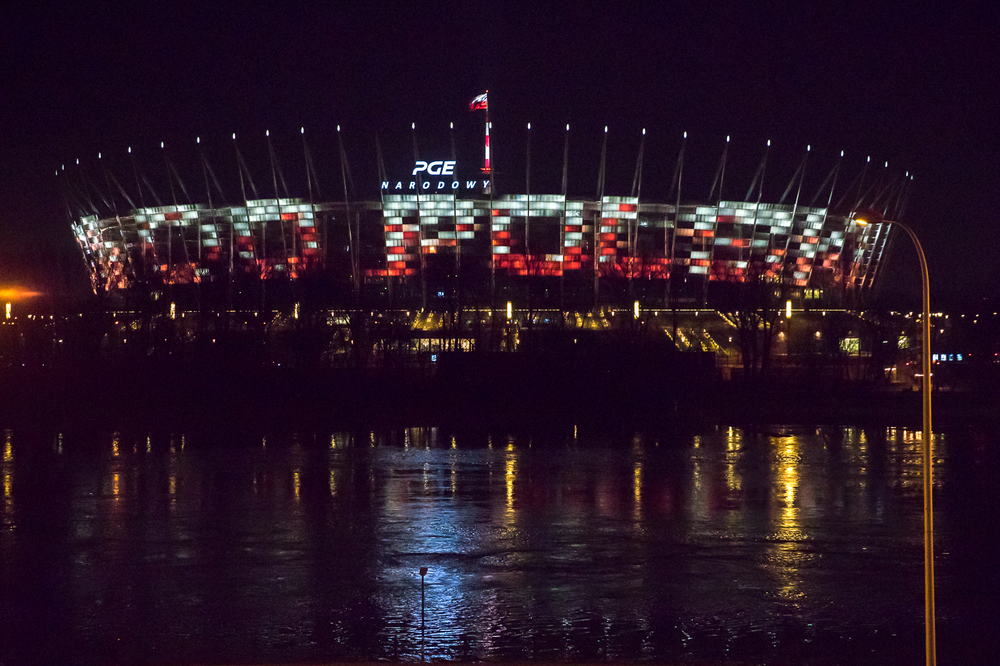 Hasło „AK – z miłości do Polski” na elewacji Stadionu Narodowego – 14 lutego 2022. Fot. Sławek Kasper (IPN)