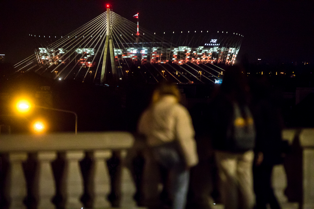 Hasło „AK – z miłości do Polski” na elewacji Stadionu Narodowego – 14 lutego 2022. Fot. Sławek Kasper (IPN)