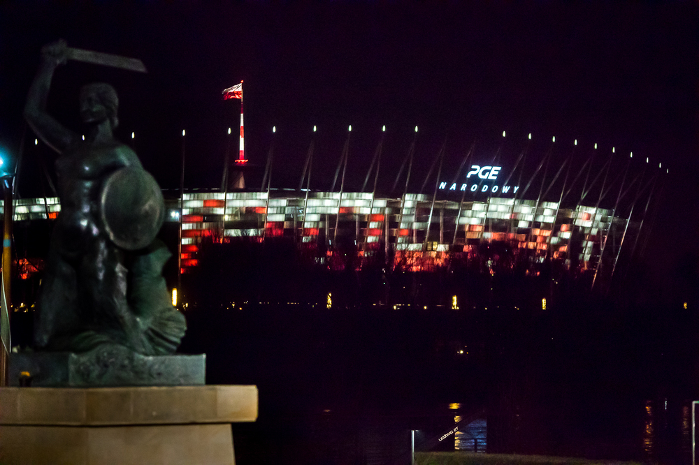 Hasło „AK – z miłości do Polski” na elewacji Stadionu Narodowego – 14 lutego 2022. Fot. Sławek Kasper (IPN)