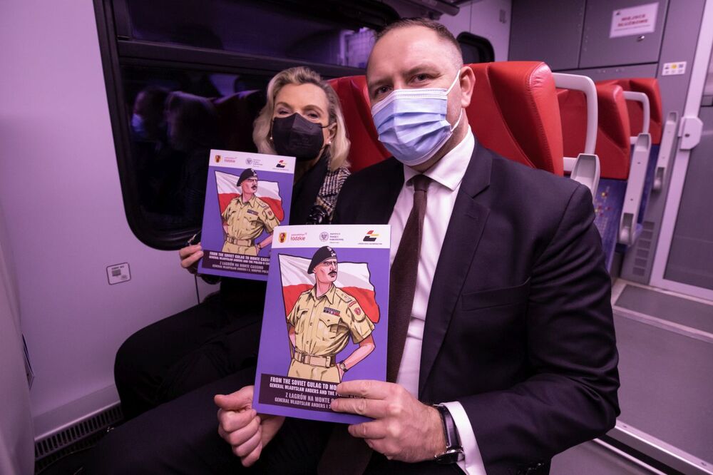 Anna Maria Anders, Ambasador RP we Włoszech i Karol Nawrocki, prezes IPN w pociągu ŁKA „Anders” – 17 lutego 2022. Fot. Mikołaj Bujak (IPN)