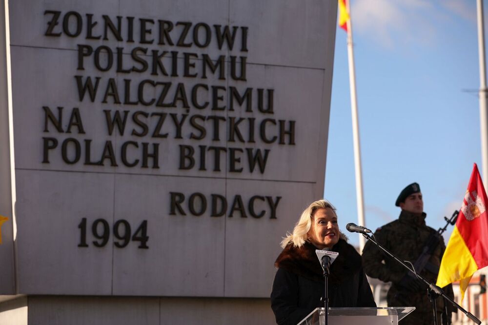 Anna Maria Anders, Ambasador RP we Włoszech, podczas uroczystości przed Pomnikiem Żołnierza Polskiego we Włocławku – 17 lutego 2022. Fot. Mikołaj Bujak (IPN)