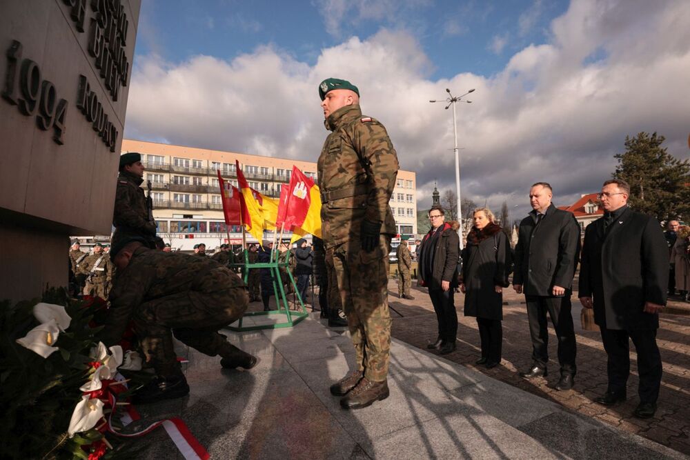 Uroczystość złożenia kwiatów przed Pomnikiem Żołnierza Polskiego we Włocławku – 17 lutego 2022. Fot. Mikołaj Bujak (IPN)