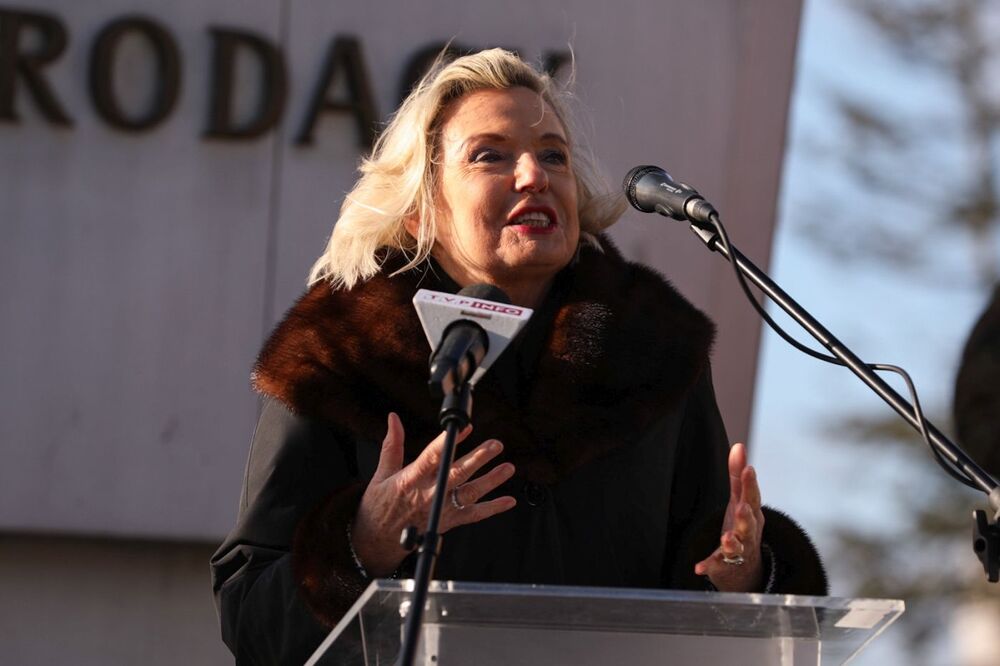 Anna Maria Anders, Ambasador RP we Włoszech, podczas uroczystości przed Pomnikiem Żołnierza Polskiego we Włocławku – 17 lutego 2022. Fot. Mikołaj Bujak (IPN)