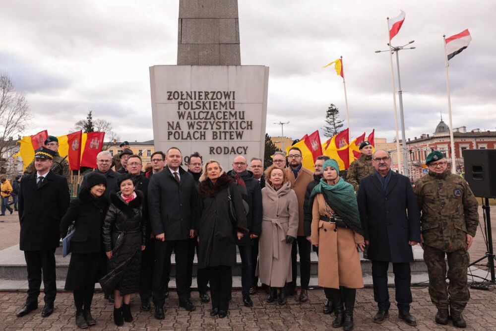 Uroczystość złożenia kwiatów przed Pomnikiem Żołnierza Polskiego we Włocławku – 17 lutego 2022. Fot. Mikołaj Bujak (IPN)